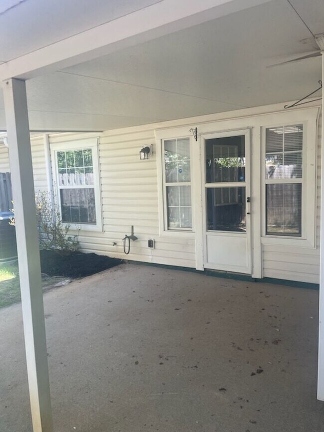 Building Photo - 203 Kitts Dr