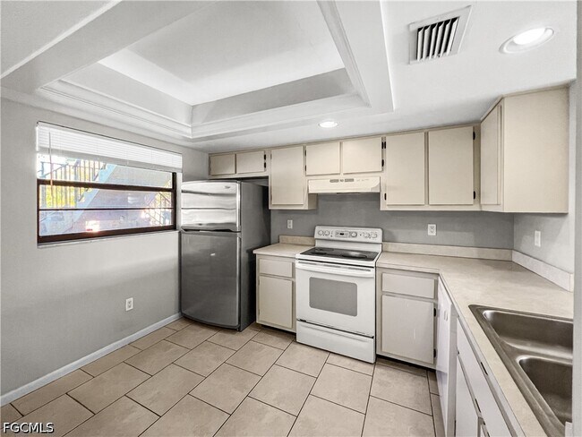 Building Photo - 4530 SW 10th Ave