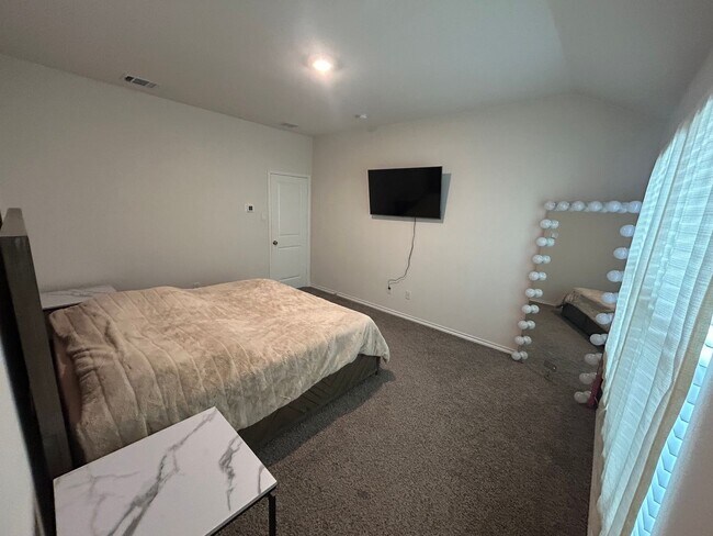 Building Photo - 3 Bedroom 2 Bath