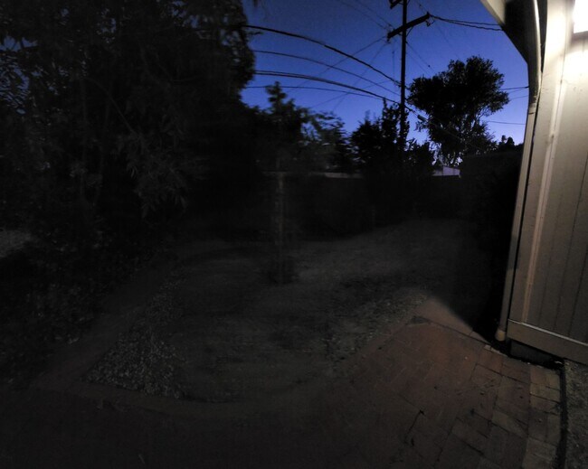 Building Photo - 5 bed 3.5 bath home close to campus!