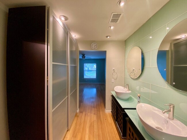 Building Photo - Modern Design 3 Bedroom 2 Bath