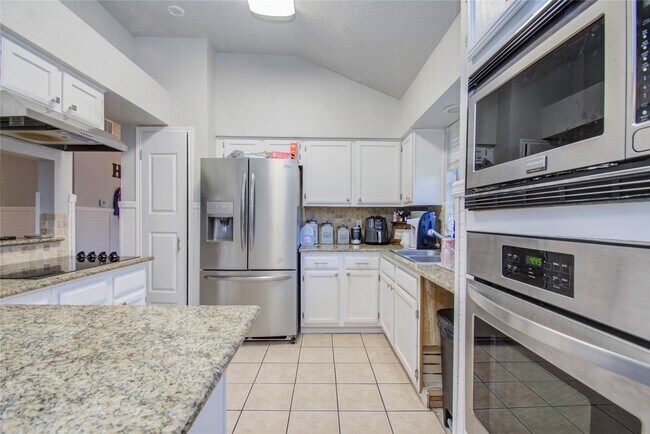 Building Photo - 5010 Village Springs Dr