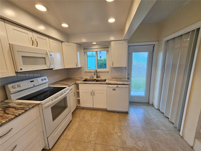 Building Photo - 733 NW 30th Ct
