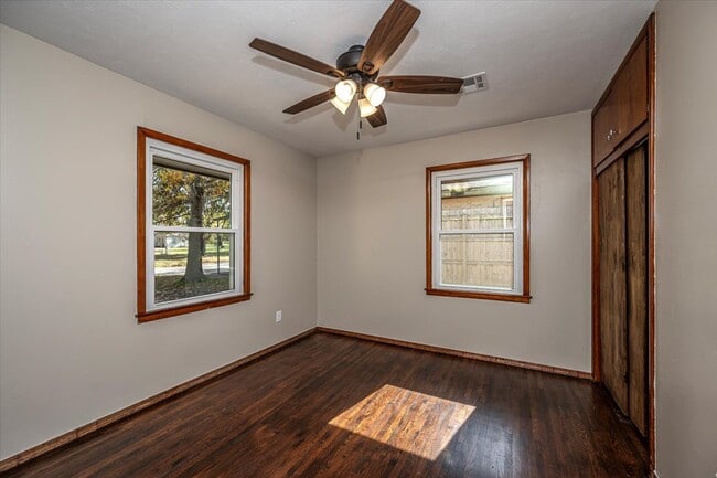 Building Photo - 809 N Ross Ave