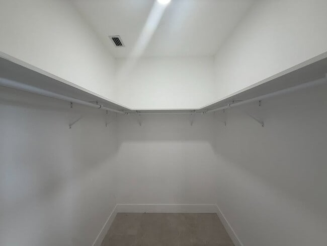 Building Photo - 1550 Center Rd