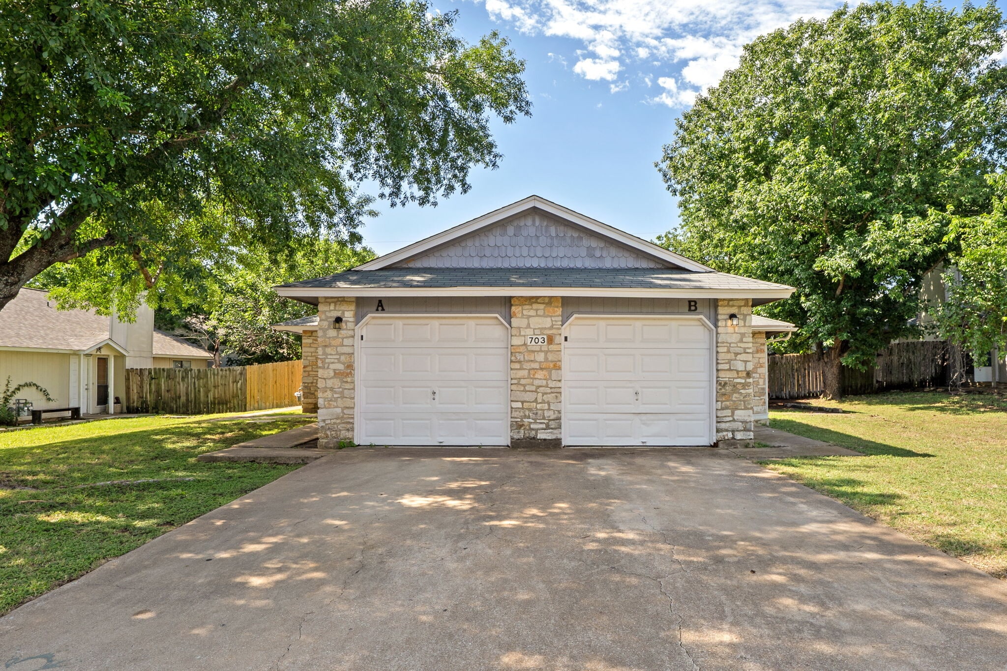 Building Photo - 703 Country Aire Dr