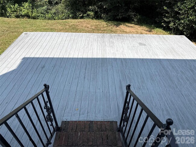 Building Photo - 1032 Meadowbrook Ln SW