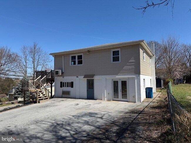 Building Photo - 18 N C and P Ln