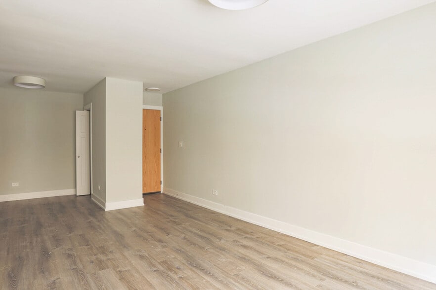 Building Photo - 448 W Barry Ave