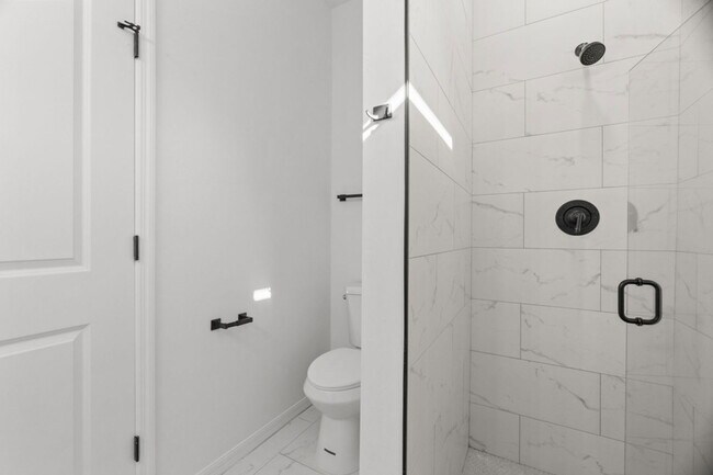 Building Photo - 548 Knapp St