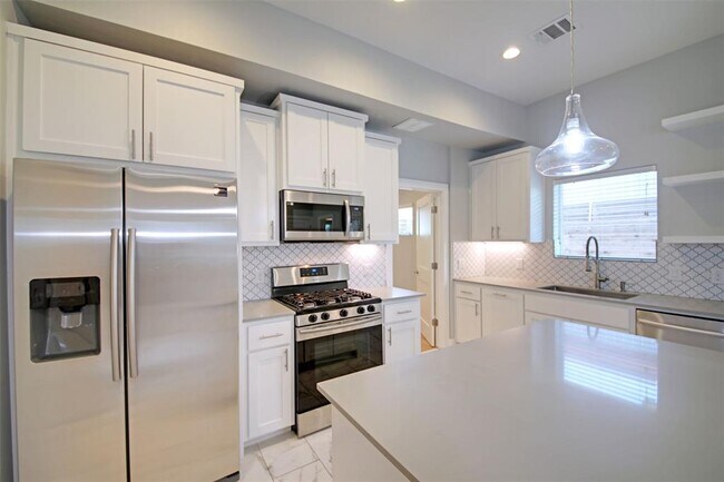 Building Photo - 7600 Carver Ave