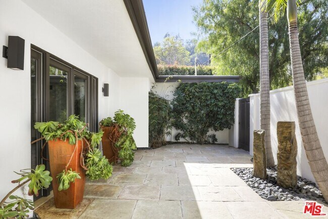 Building Photo - 2154 Sunset Crest Dr