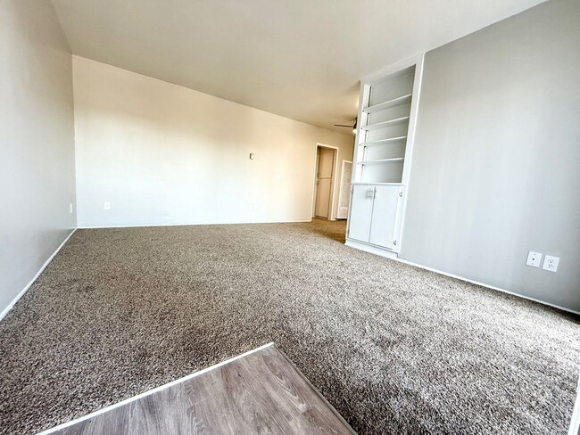 Building Photo - 1 Bedroom. Brand new flooring and paint!