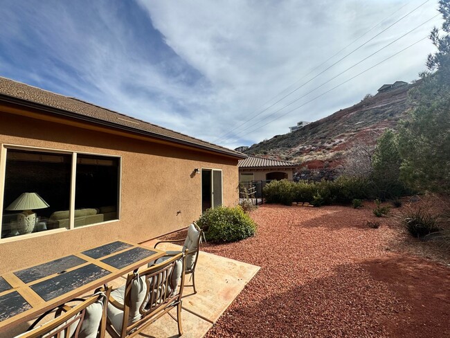 Building Photo - Short Term Fully Furnished Rental! Available May 1st - October 31st!