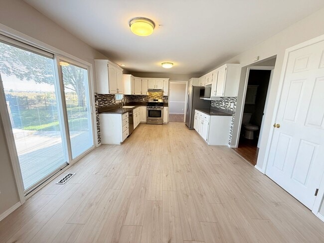 Building Photo - Stunning 5-Bedroom Home with Pool in Desir...