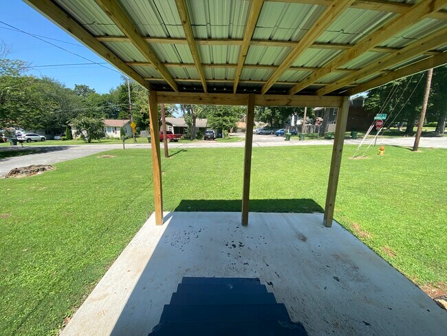 Building Photo - 1622 McCullough Ave NE