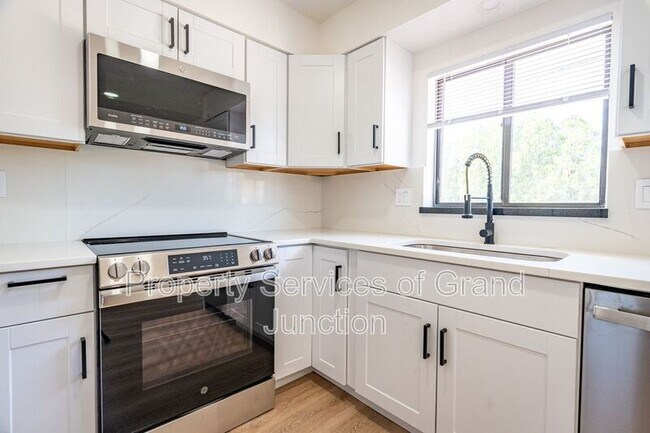 Building Photo - 3238-D 1/4 D 1/4 Rd
