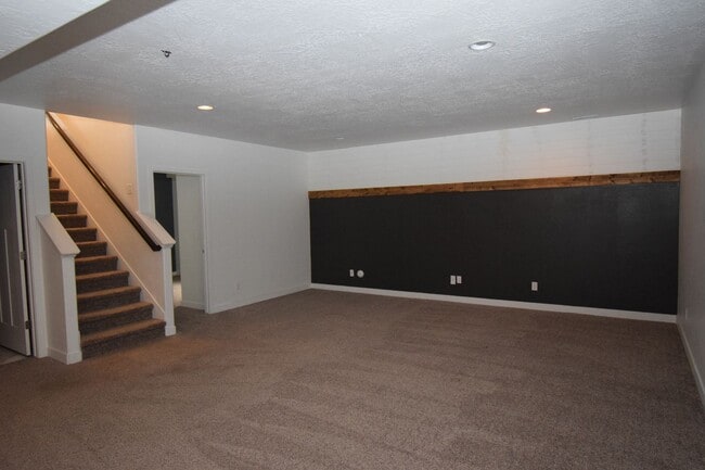 Building Photo - Gorgeous 5 Bed 3 Bath home in Herriman!!!