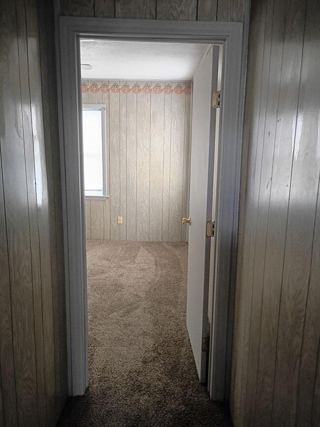 Building Photo - 2 Bed, 1 Bath Home