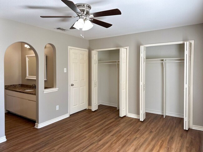 Building Photo - 4 Bedroom / 2 Bath / 2 Car Garage