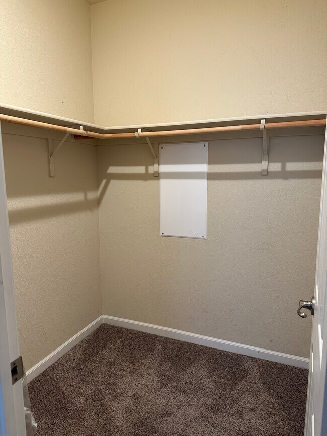 Building Photo - 1113 Greenbrier Dr