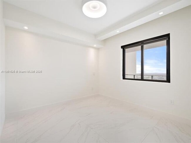 Building Photo - 700 NE 24th St