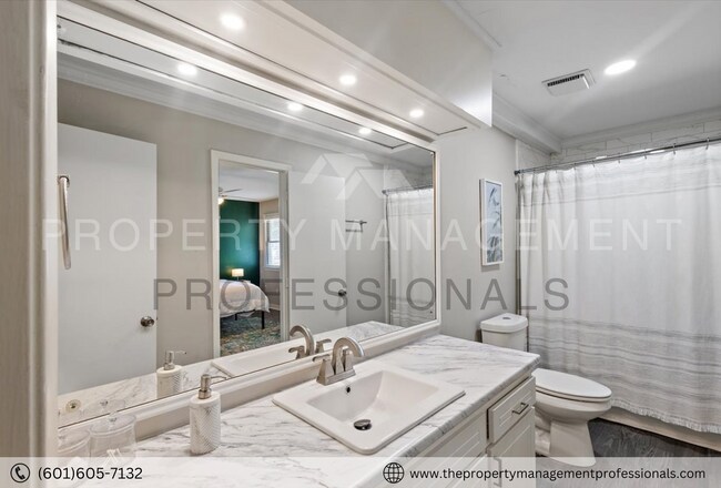 Building Photo - Cute & convenient