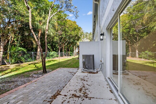 Building Photo - 16218 Sierra Palms Dr