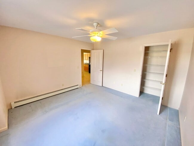Building Photo - 3 Bedroom 2.5 Bathroom Condo in Williston