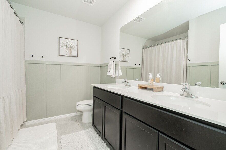 Upstairs Bathroom - 1812 Damianita Dr