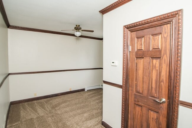 Building Photo - 3 bed 1.5 bath Downtown Valparaiso Home