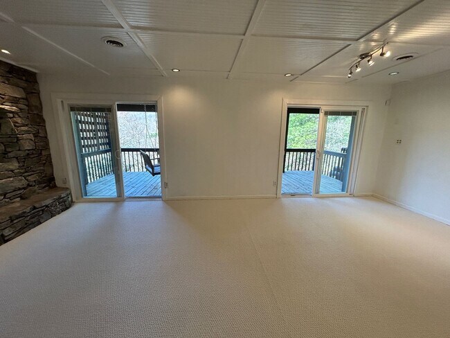 Building Photo - Central AVL - Large Custom Built Home with...