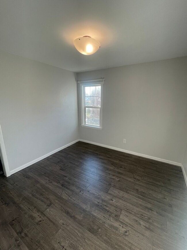 Building Photo - **MOVE IN SPECIAL!** Large 2 Bedroom with Bonus Space!