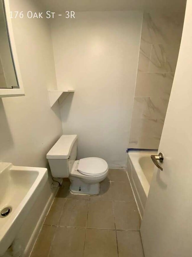 Building Photo - 176 Oak St