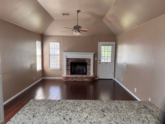 Building Photo - Large 3 bed 2 bath with 2 car garage.