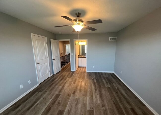 Building Photo - Charming 2 Bedroom, 2.5 Bath Townhome with...