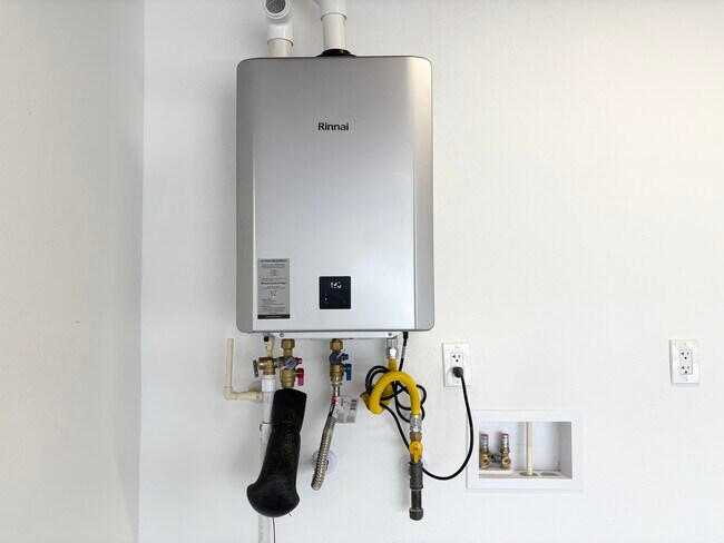 Building Photo - 3571 Lake Crest Dr