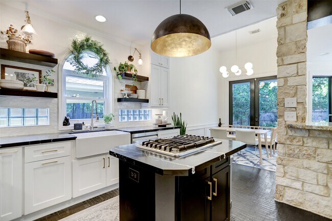 Building Photo - 14 Twilight Glen Ct