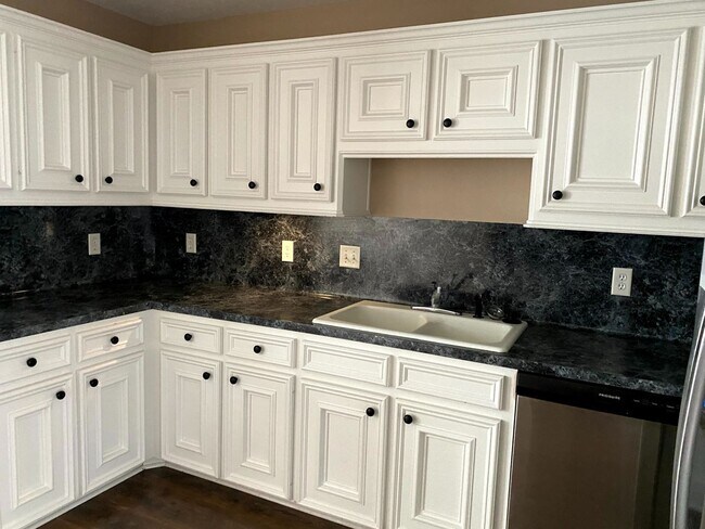 Building Photo - FABULOUS THREE BEDROOM HOME WITH LARGE DECK, FIREPLACE AND FLEX ROOM