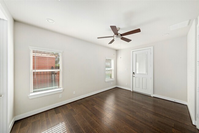 Building Photo - 420 W 28th St