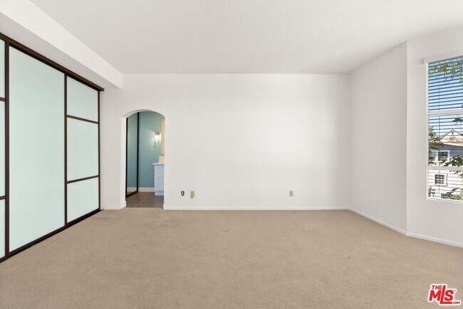 Building Photo - 4643 E 4th St