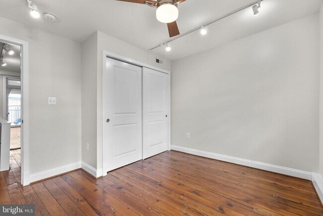 Building Photo - 112 E Randall St