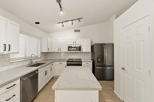 Building Photo - 2212 E Vista Bonita Dr