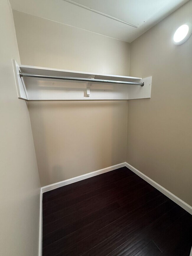 Building Photo - 4738 Hillcrest Ave