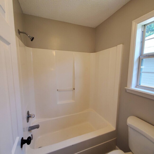 Building Photo - Southern Comfort: Your Dream Rental Home i...