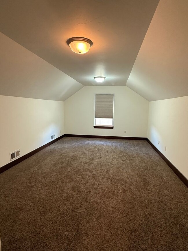 Building Photo - 5 bedroom 2.5 Bath home in Bozeman with at...