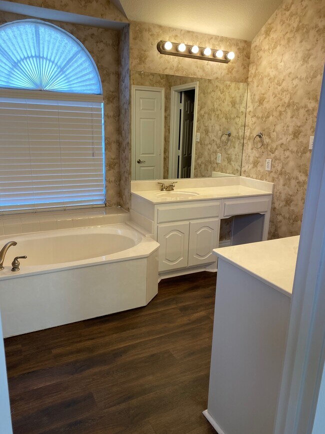 Master Bath - 1304 Vistawood Dr