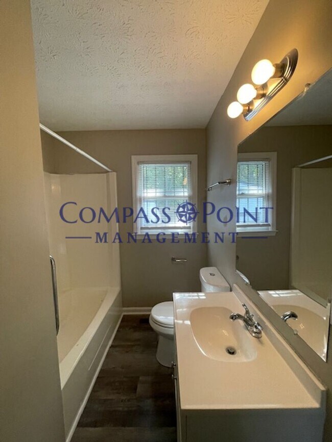 Building Photo - Newly Renovated Just For You!