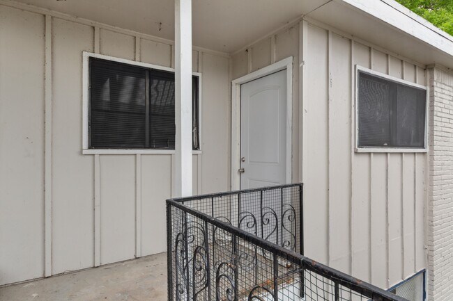 Building Photo - 3906 Video St