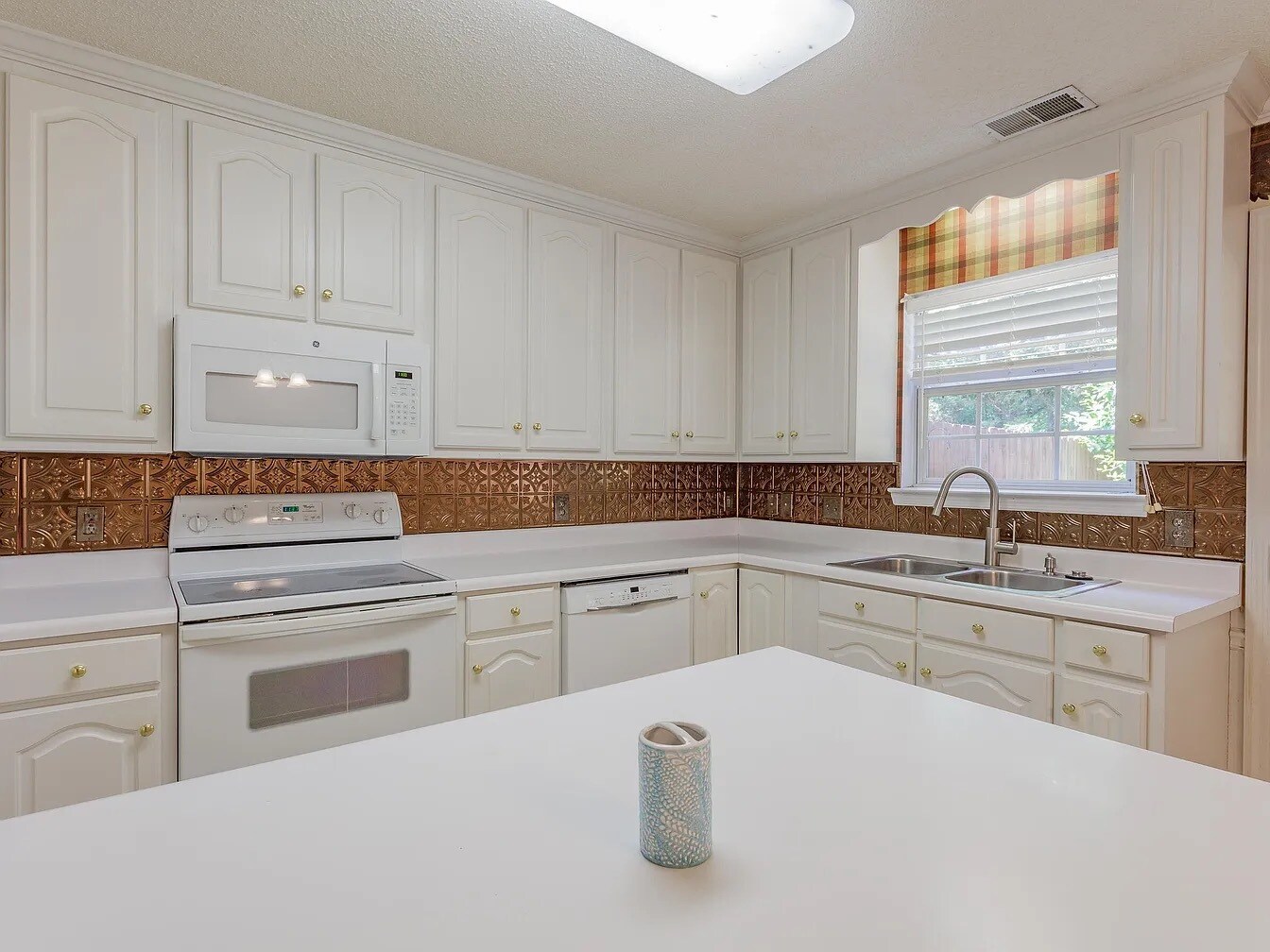 Building Photo - 1701 W Oak Dr